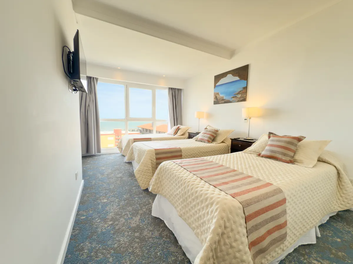 Habitación triple con vista al mar
