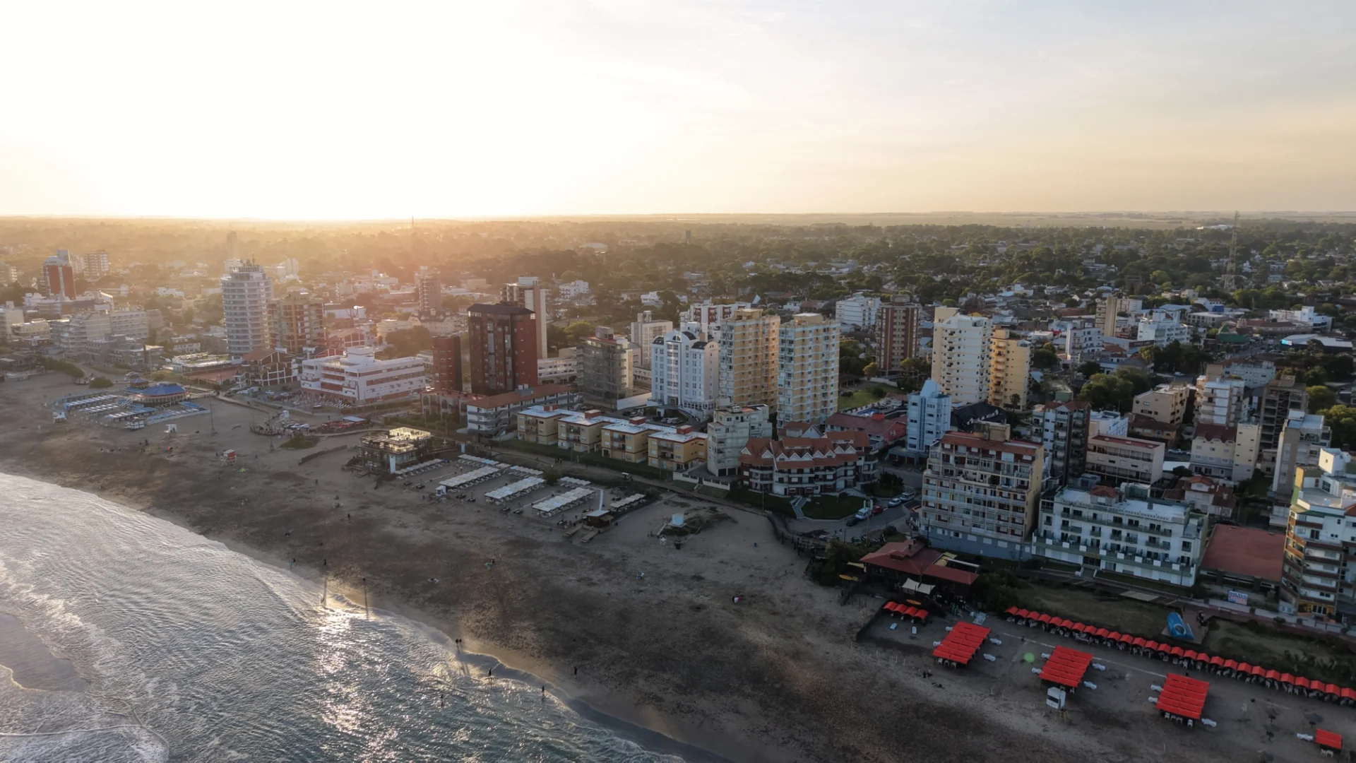 Vista del Gran Palazzo Hotel desde la playa